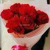 Букет из 7 алых пионов